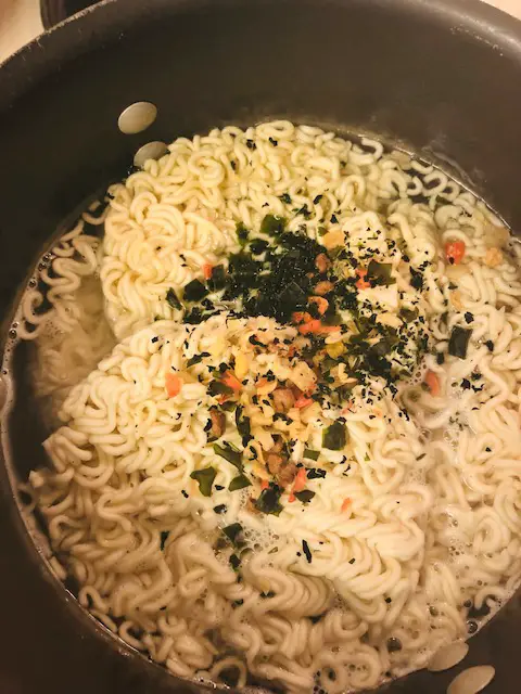 boiling instant noodles in a large poit