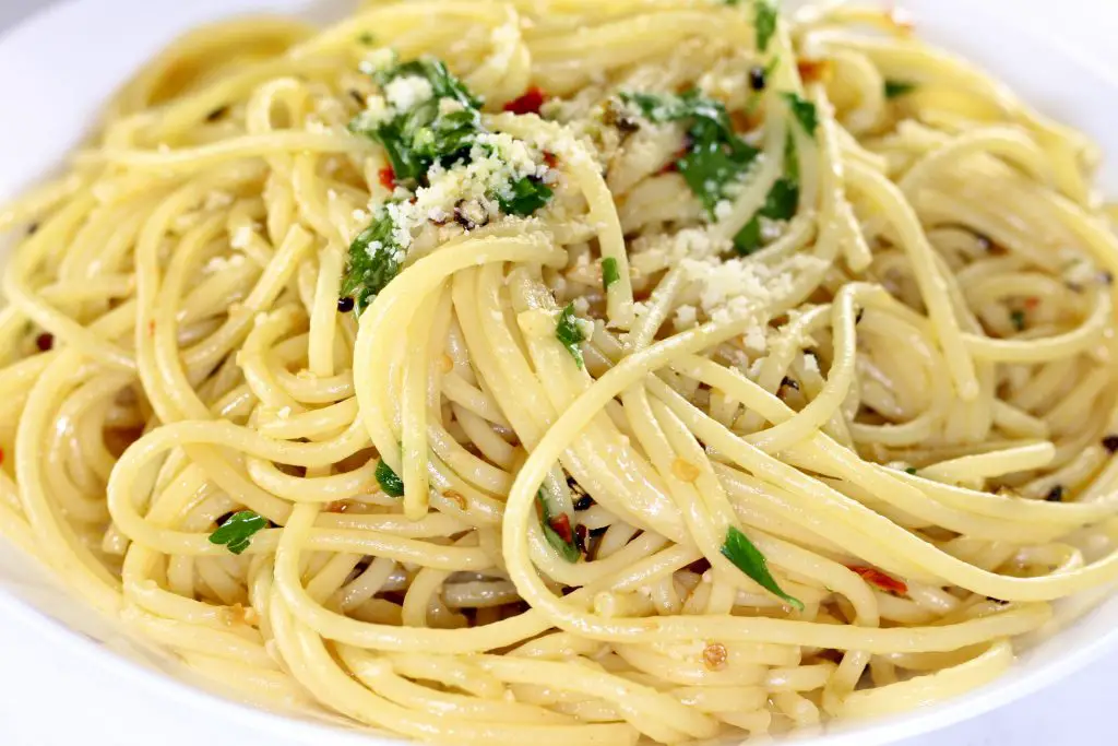 Quick and Easy Spaghetti Aglio Olio e Peperoncino - Explore Cook Eat