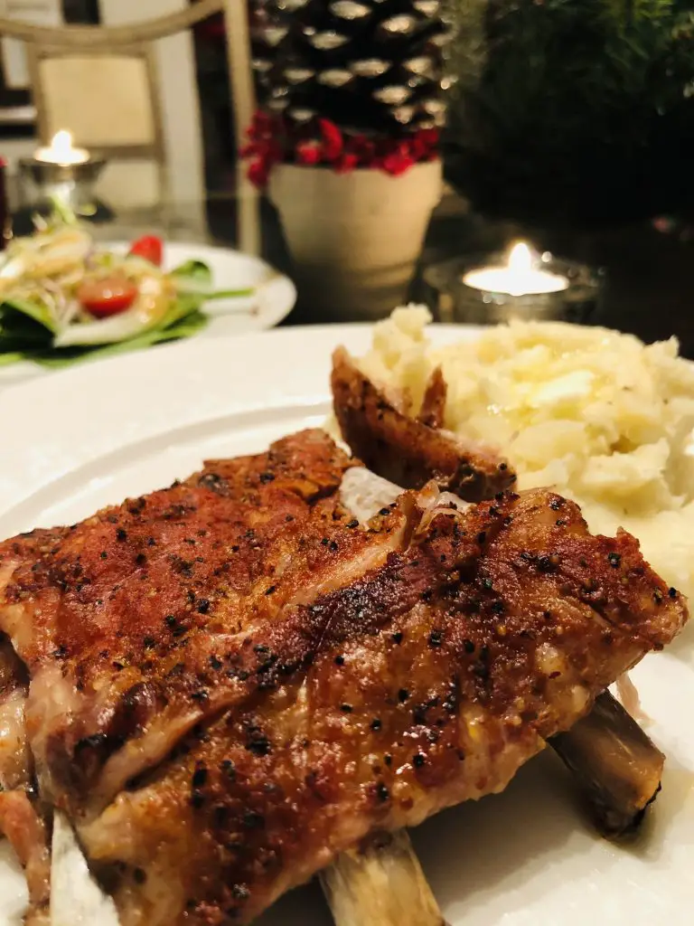 baby back pork ribs with potatoes and salad