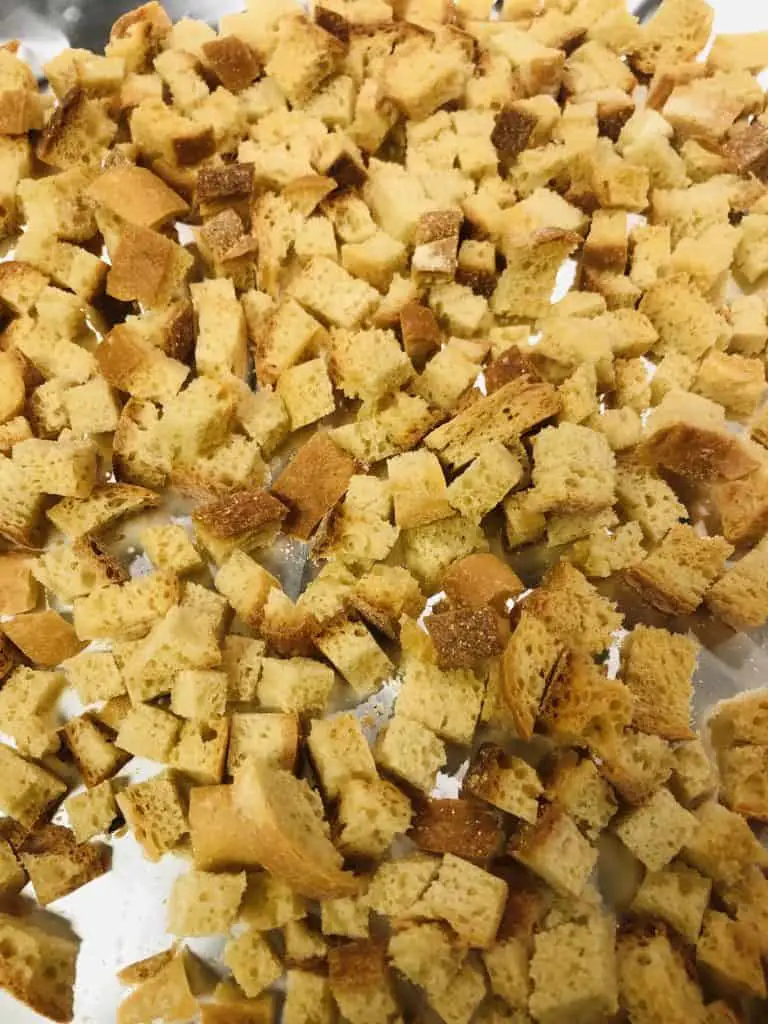Toasted bread cubes