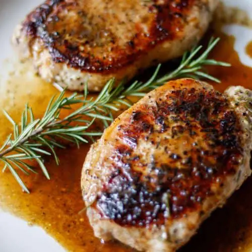 Pork chops with rosemary and caramelized sauce.