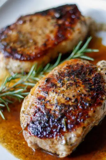 Pork chops with rosemary and caramelized sauce.